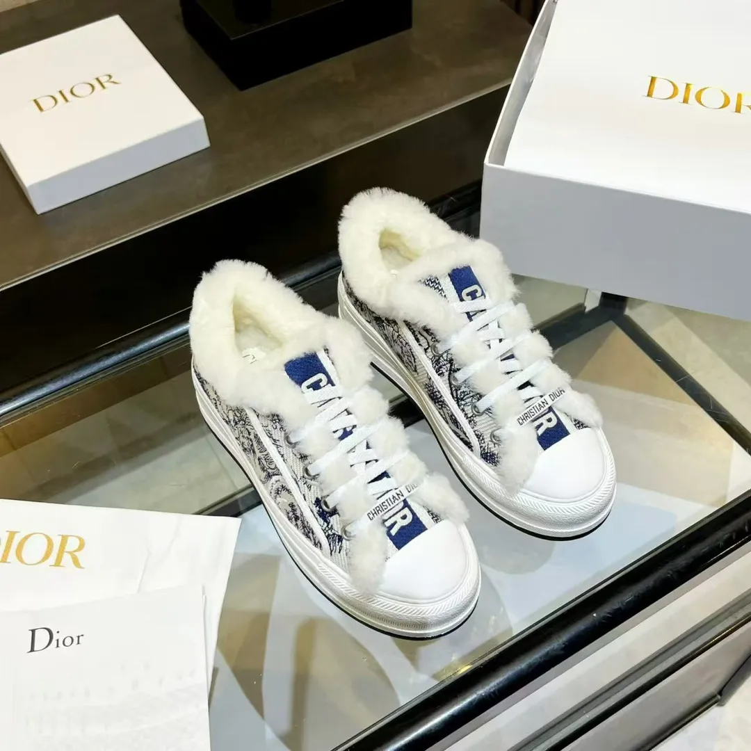 👟👟Ex-factory price 640👟👟——Dior Dior embroidered thick-soled wool casual shoes, fur shoes 𝐃𝐈𝐎𝐑 𝐖𝐚𝐥𝐤'𝐧 Dior presbyopic embroidered wool thick-soled canvas shoes, casual sports shoes, this Walk'n'Dior Thick-soled sneakers are a stylish piece that elevate the collection. Oblique printed cotton embroidered upper with comfortable platform sole, tongue and Christian Dior Paris signature laces. Can add fashionable temperament to all kinds of casual looks. Original custom-made imported Oblique printed embroidery fabric. Imported soft sheepskin lining. Original exclusive open-molded TPU material outsole. Bottom thickness 4.5CM. Size: Women's 35-41 (custom-made 41 is non-refundable)